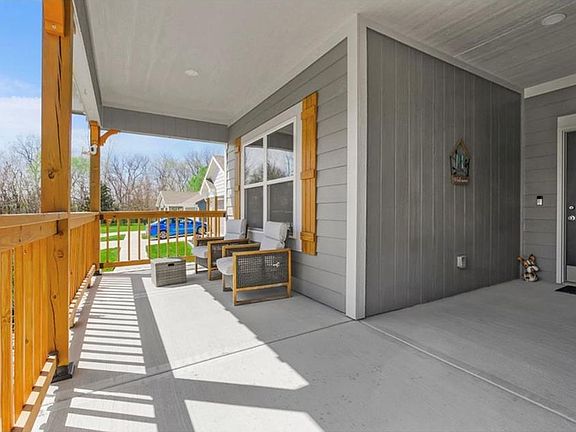 2nd image of 404 NE Chestnut Ct