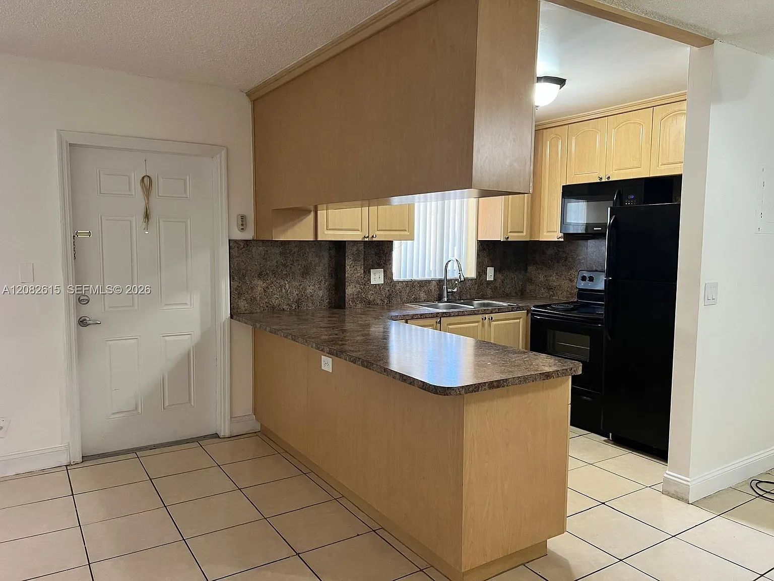 Suzanne Plaza Condo — Photo 4