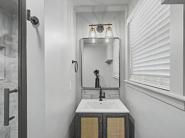 638 E 37th St #D — Photo 13