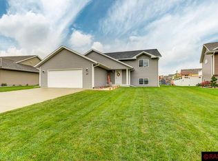 217 Harbor Hill Dr, Mankato, MN 56001