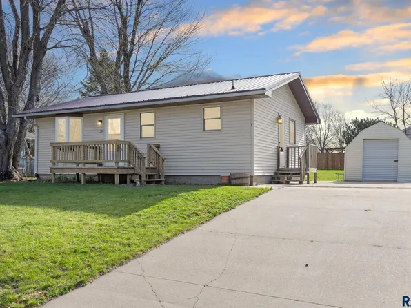 301 Lincoln Dr, Alcester, SD 57001