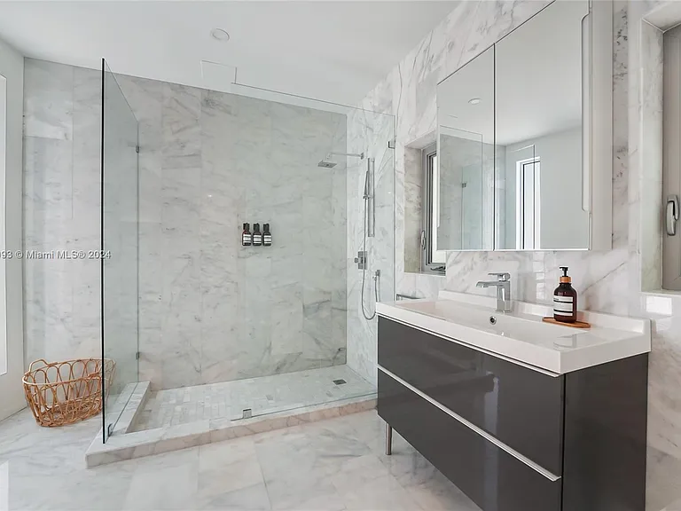 5910 N Bayshore Dr — Photo 23