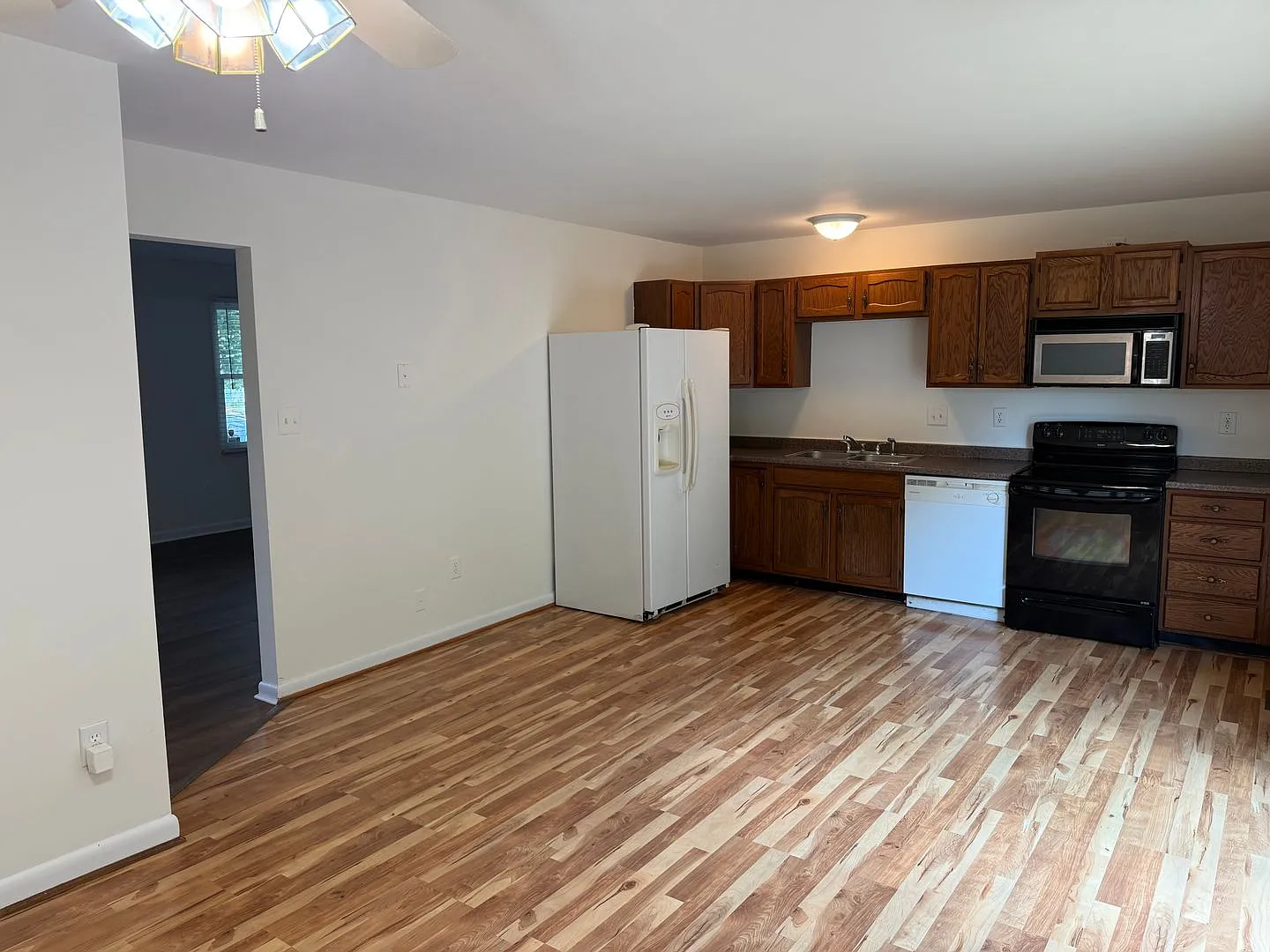 Tri-level townhome for Rent — Photo 2