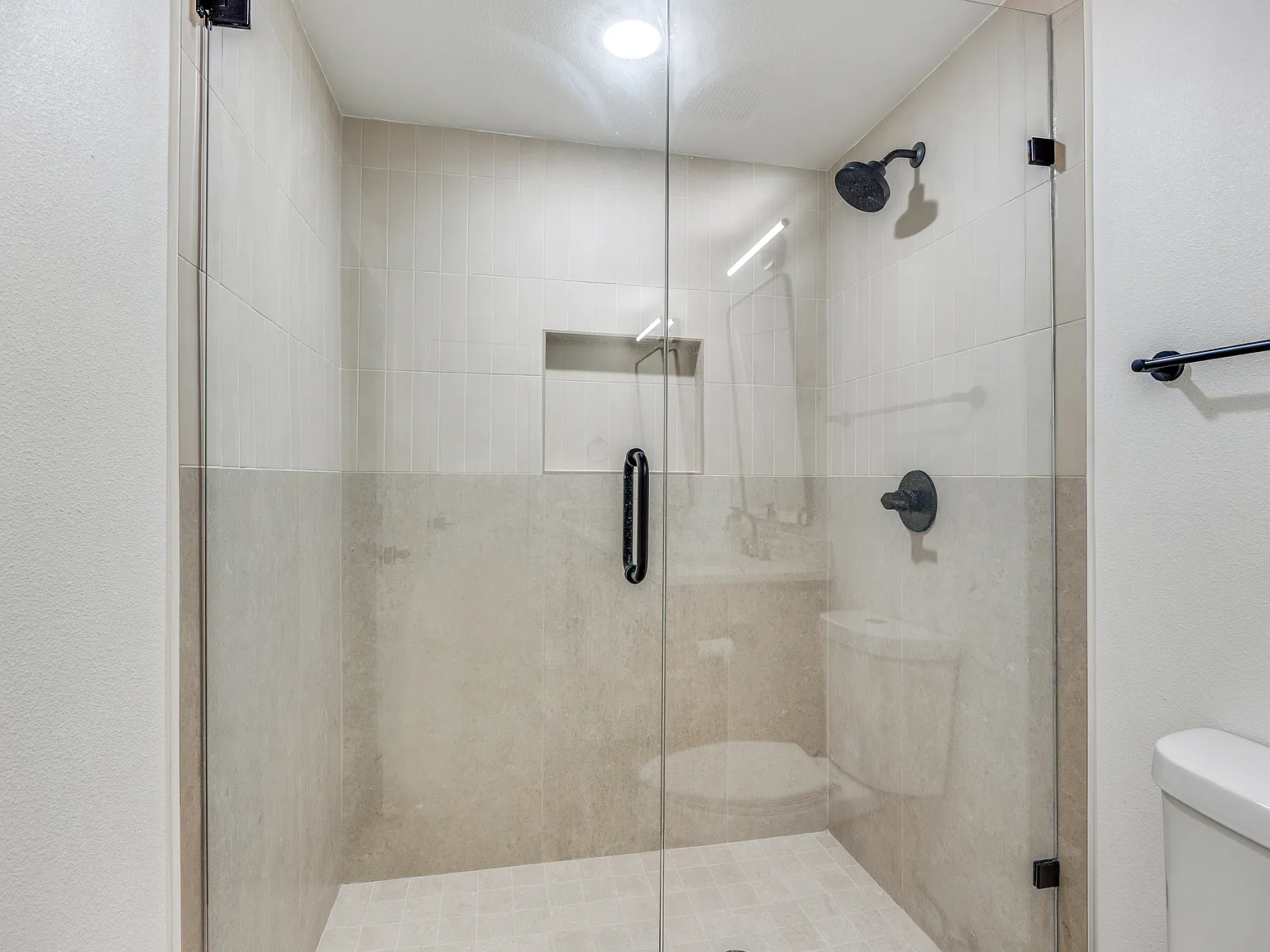 4 bed, 3.5 bath, 2432 sqft, $4,490 — Photo 2