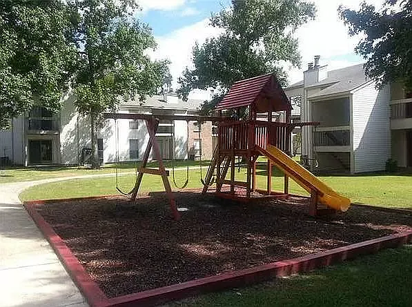 2 bed, 1000 sqft, $1,290 — Photo 3