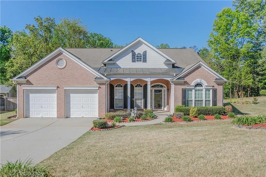 3 bed, 2.0 bath, 2831 sqft, $2,600 — Photo 1