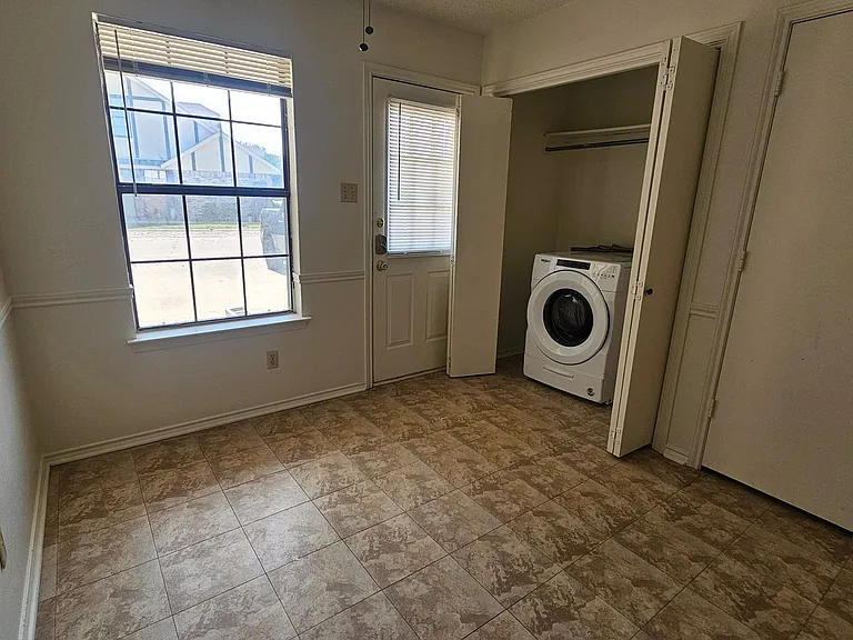 544 E Windsor Dr — Photo 33
