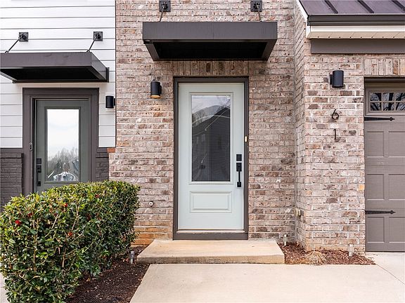 4th image of 61 Connaught Ct