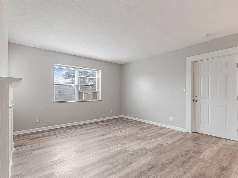 987 Lilley Ave — Photo 6