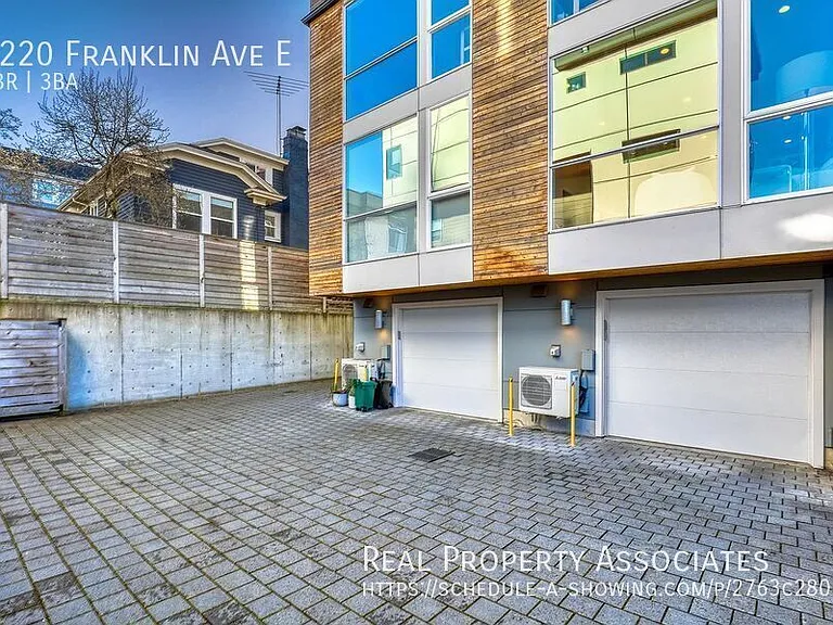 3220 Franklin Ave E — Photo 23