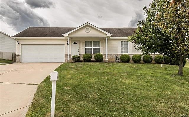 Open floor plan ranch on a large (.4 acre lot).  Brick/vinyl exterior for low maintenance.  Nice landscaping and so much more!