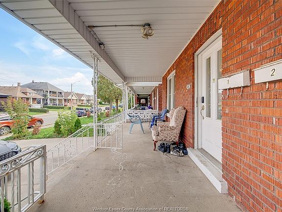 3rd image of 1087 Marentette Ave