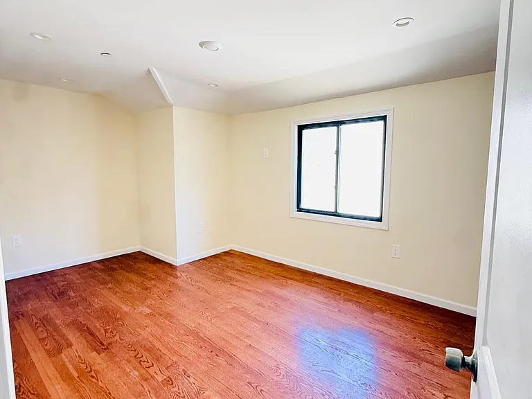 13918 Lakewood Ave #2F — Photo 7
