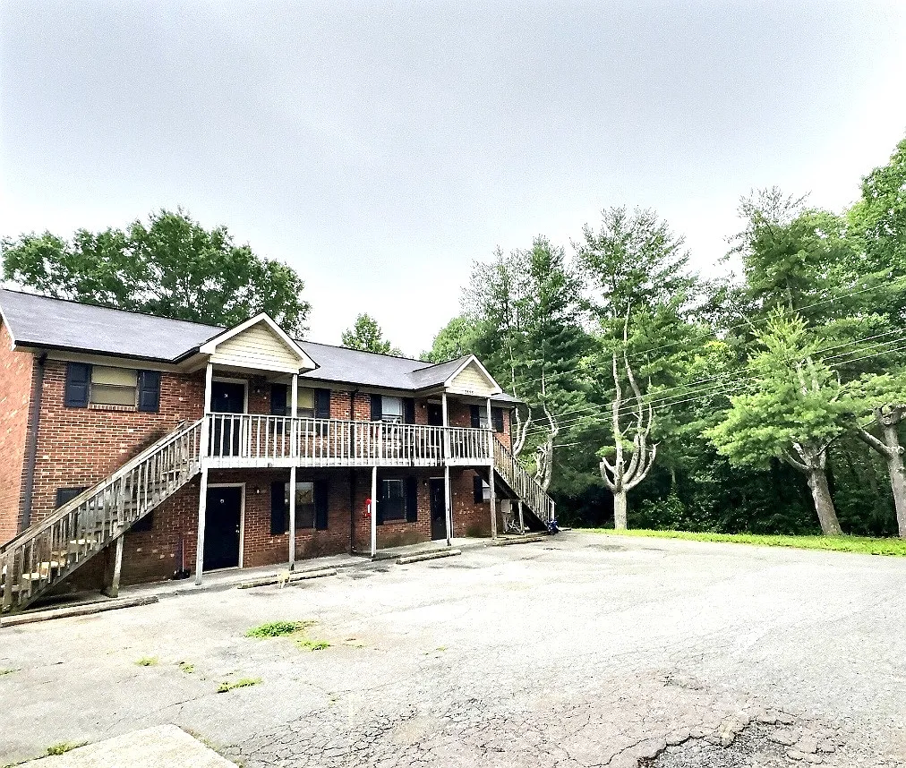 2 bed, 833 sqft, $915 — Photo 1