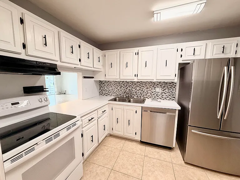 120 Lake Evelyn Dr — Photo 3