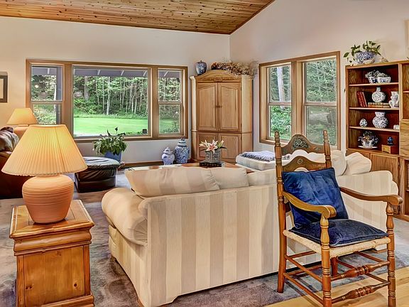 3rd image of 6388 NE Quail Trail Ln