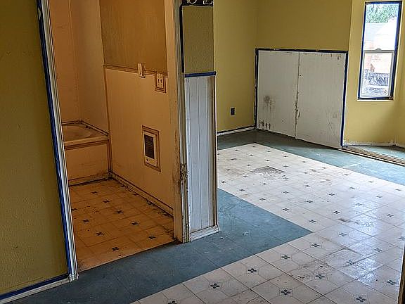 4th image of 2066 SE Beech Ct
