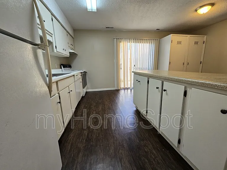 4828 Huron Dr — Photo 8