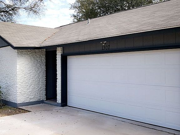 3rd image of 1307 Yorkshire Ln