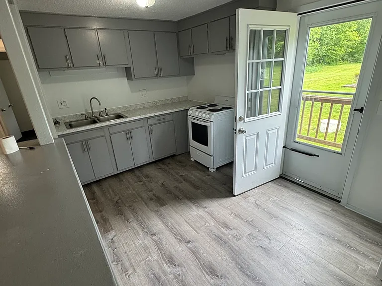 13 White Oak Rd #D — Photo 7