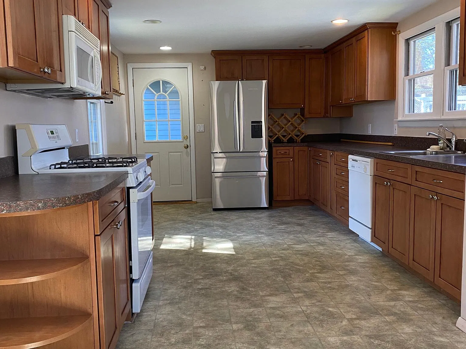 3 bed, 1412 sqft, $2,950 — Photo 2