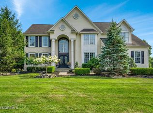 28 Canterbury Way, Farmingdale, NJ 07727