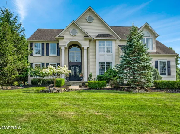 28 Canterbury Way, Farmingdale, NJ 07727