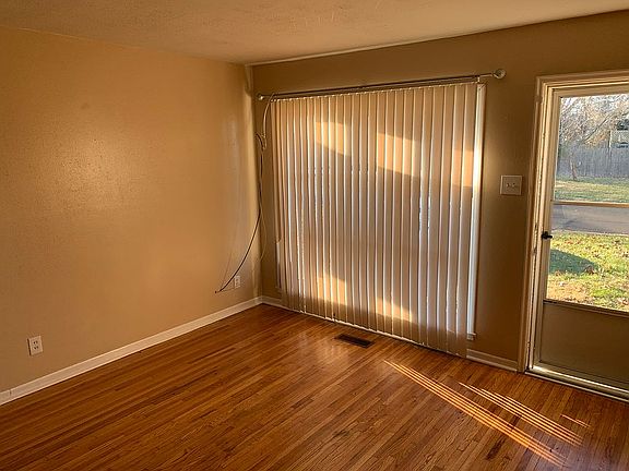 3rd image of 10416 Presley Dr