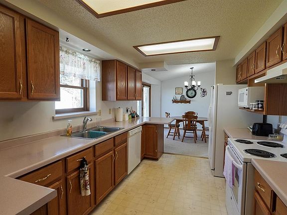 3rd image of 650 WILLIAMS COURT