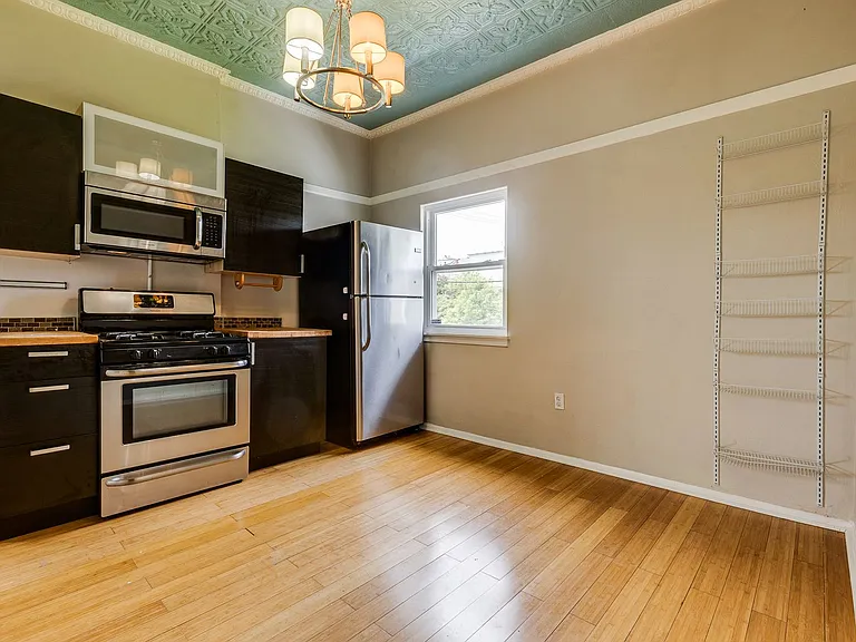 Great building with off street parking, views of the city, laundry on site! — Photo 36