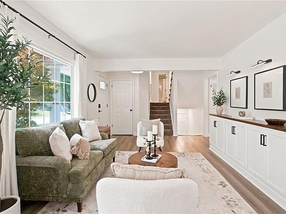 3rd image of 10308 Oakmont St
