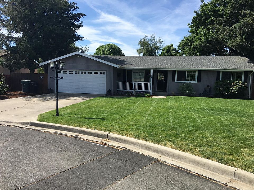Front of houses on quiet cul de sac.