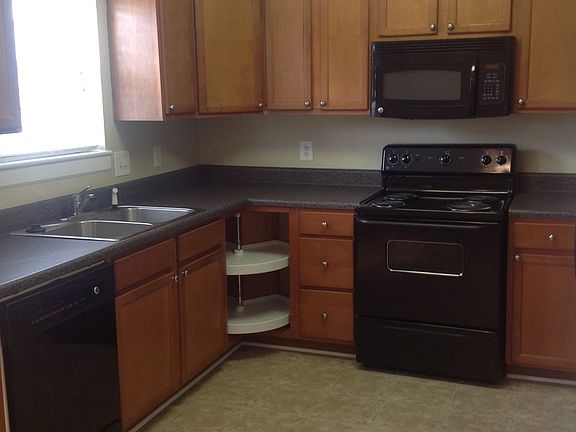 4th image of 325 S Amsterdam Ct