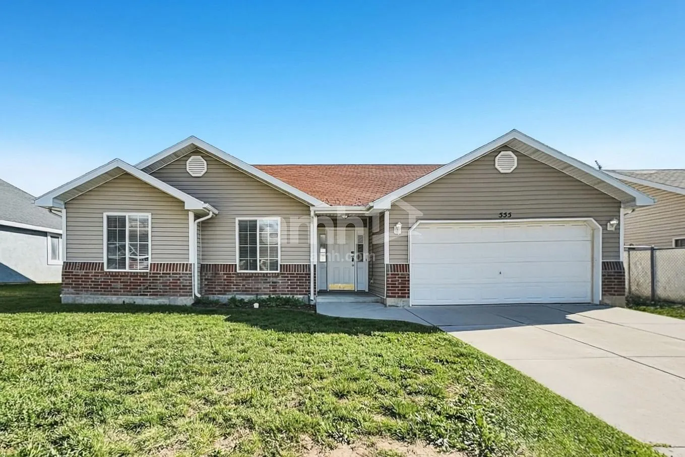 3 bed, 2.0 bath, 1390 sqft, $2,115 — Photo 1