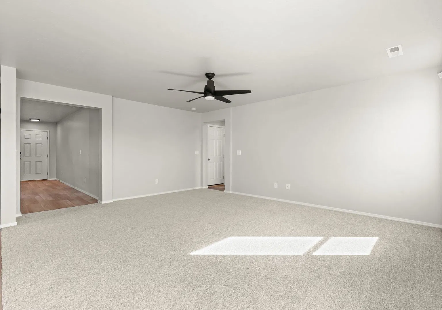 Gorgeous Newer Home W/4bd, 2.5ba Plus A 3-Car Garage — Photo 4