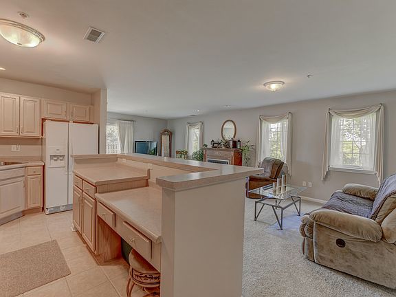 4th image of 2515 Longwood Dr #102