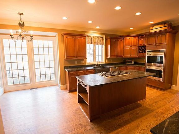 5th image of 204 Greenwood Dr