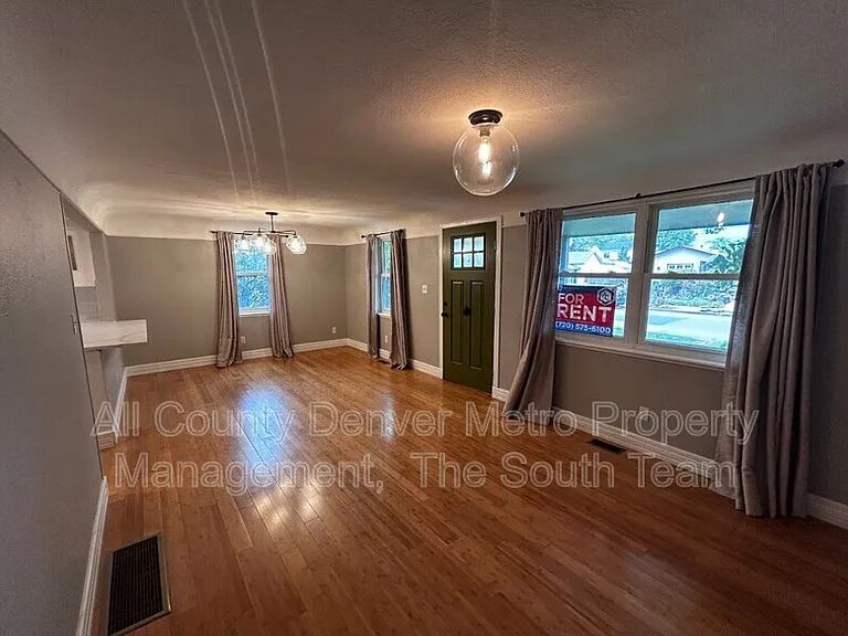 2820 S Acoma St — Photo 3