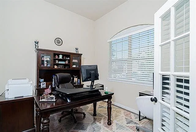 5 bed, 3762 sqft, $3,600 — Photo 2
