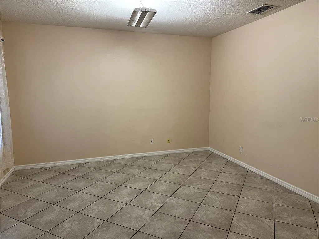 5 bed, 3.0 bath, 3434 sqft, $2,900 — Photo 2