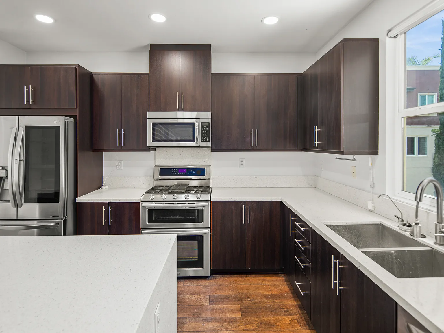3 bed, 3.5 bath, 1575 sqft, $5,250 — Photo 2