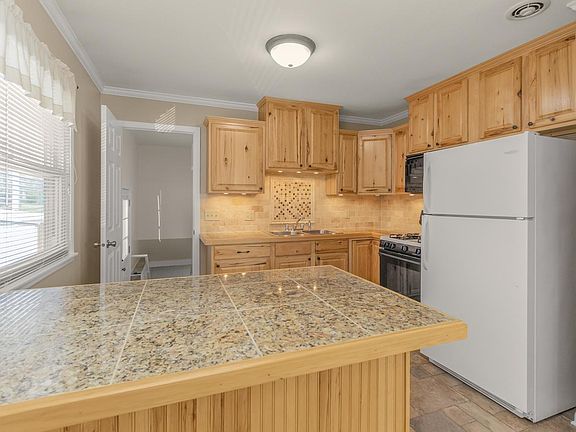 3rd image of 105 Warner Ave S