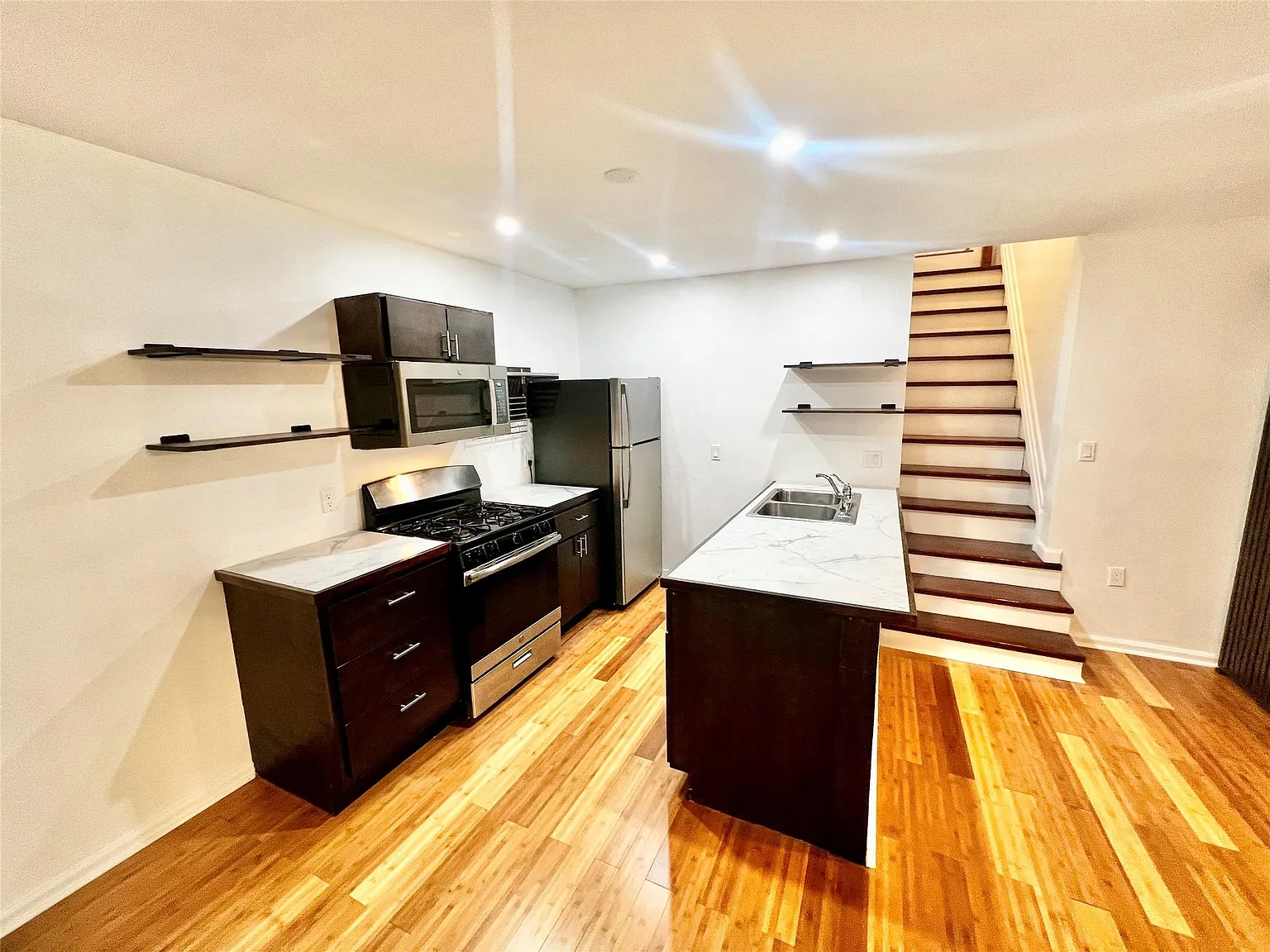 1 bed, 1.0 bath, 600 sqft, $995 — Photo 2