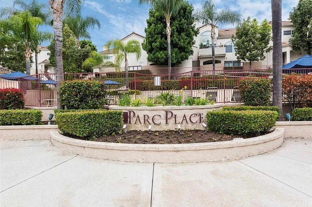 2 bed, 954 sqft, $2,700 — Photo 2