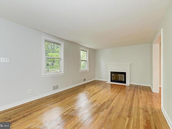 4th image of 937 Patrick Henry Dr