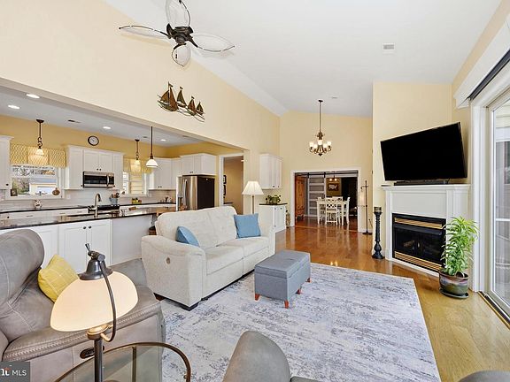 3rd image of 108 Holly Ct