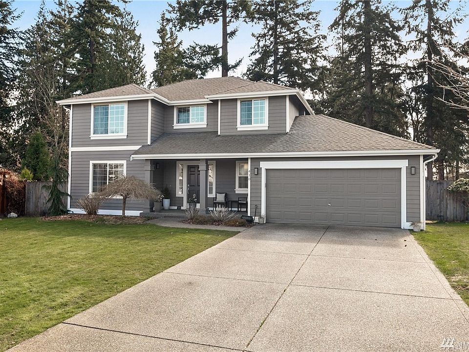 Beautifully presented home on a quiet culdesac in the idyllic Sterling Heights neighborhood. 
