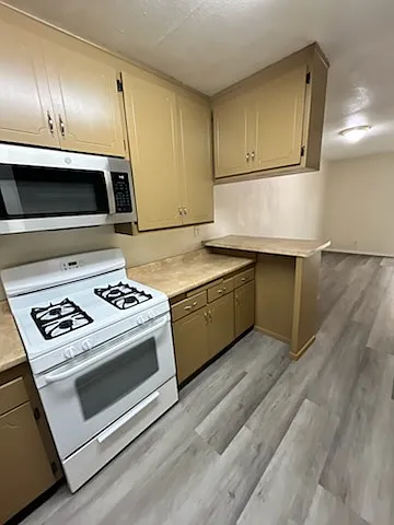 660 E Lee Pl — Photo 4