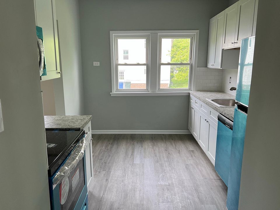 All appliances come with unit and basement has coin-operated laundry