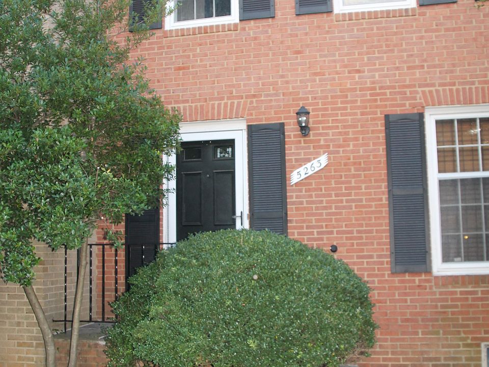 Great location all brick townhouse